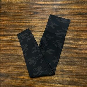 Spanx seamless look at me black camo leggings XL